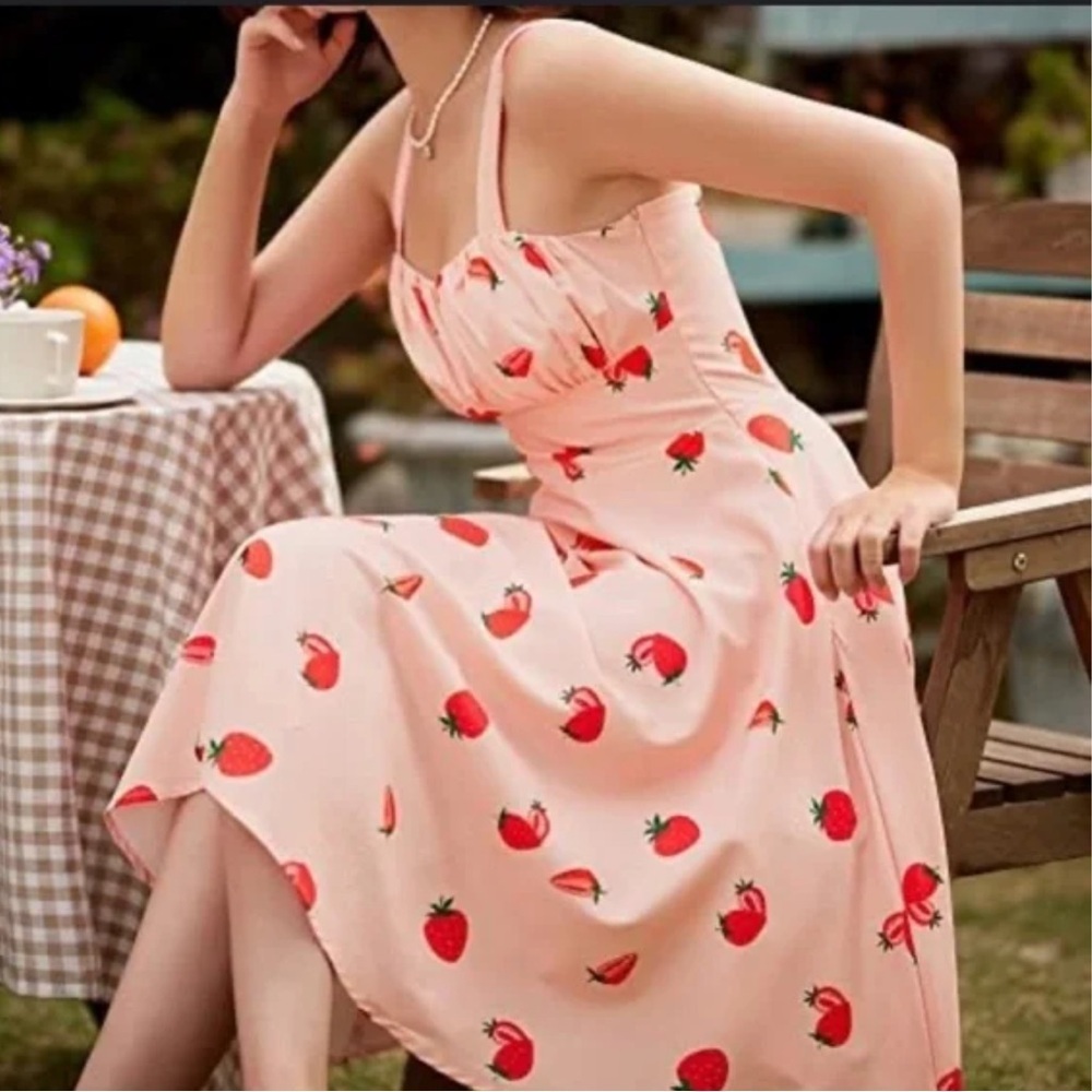 BELLE POGUE STRAWBERRY PRINT RUCHED FIT AND FLARE DRESS SIZE MEDIUM